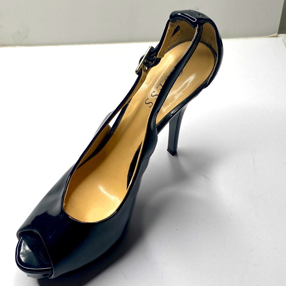 Guess Pumps